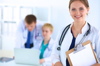 Tıp grubunun önünde çekici bir kadın doktor.