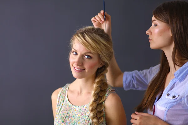 Giovane parrucchiere donna fare acconciatura ragazza in salone — Foto Stock