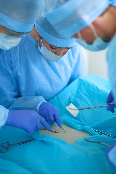 Equipe de cirurgia jovem na sala de cirurgia — Fotografia de Stock