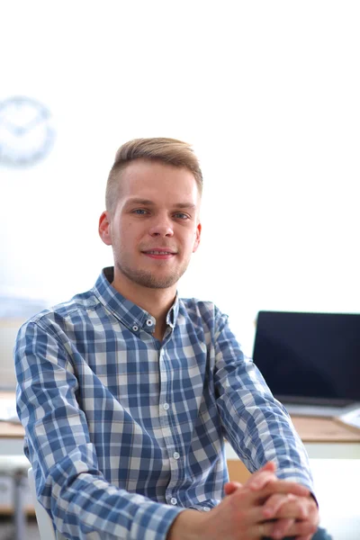 Jeune homme d'affaires travaillant au bureau, assis au bureau — Photo