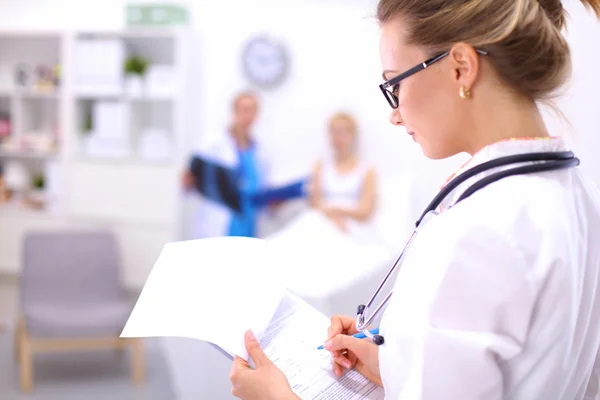 Kvinnlig läkare som står på sjukhus — Stockfoto