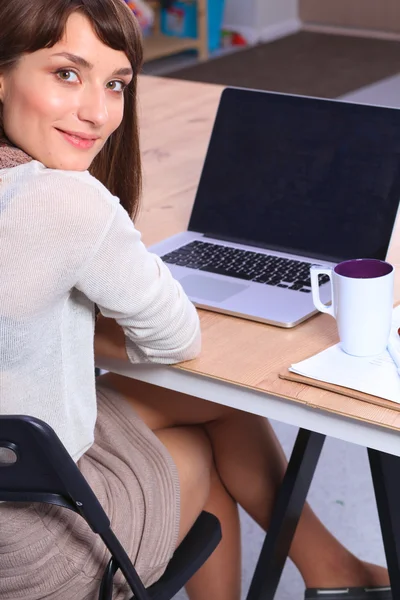 Portret van een aantrekkelijke vrouwelijke modeontwerper aan het bureau — Stockfoto