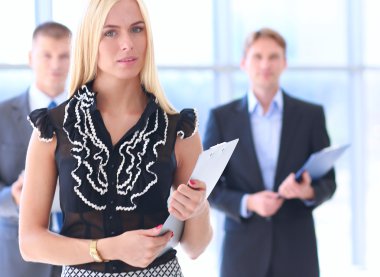 iş kadını ona ellerine bir tablet ile ön planda duran