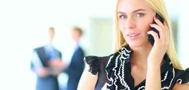 Ofiste cep telefonu kullanan güzel bir iş kadını.