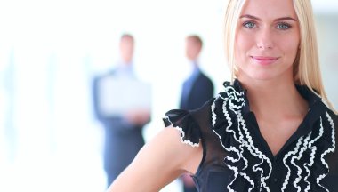 iş kadını ona ellerine bir tablet ile ön planda duran