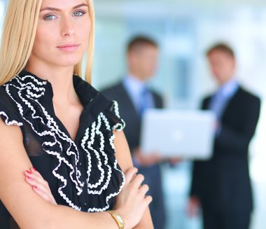 iş kadını ona ellerine bir tablet ile ön planda duran