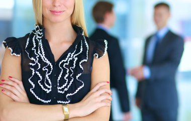 Bir klasörde elleri ile ön planda duran iş kadın