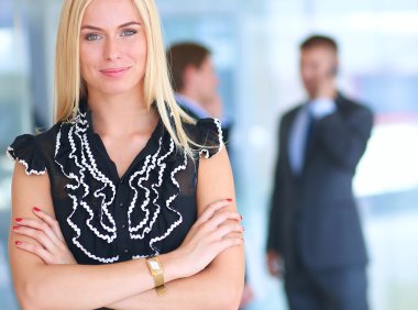 iş kadını ona ellerine bir tablet ile ön planda duran