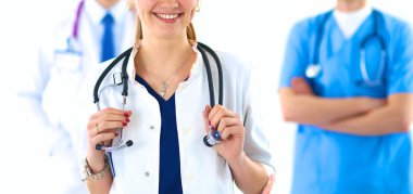 Tıp grubunun önünde çekici bir kadın doktor.
