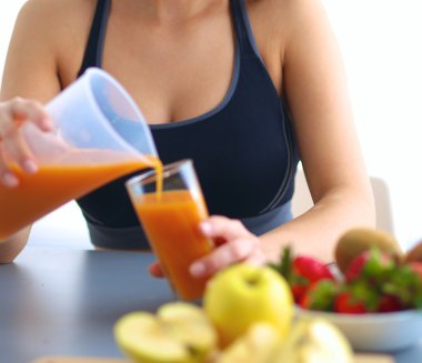 Resepsiyon ile meyve ve meyve suyu ile gözlük mutfakta oturan kız