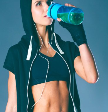 Spordan sonra elinde şişe olan kız.