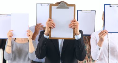 Beyaz arka plan üzerinde izole yüz yakınındaki bir klasörler holding iş adamları ekibinin