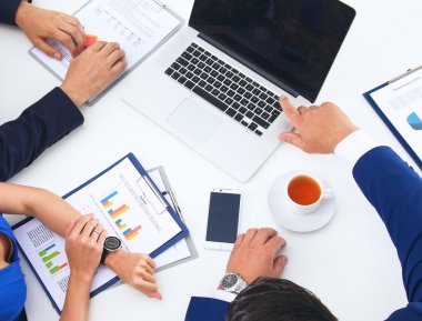 İş adamları iş toplantısında, ofiste oturup tartışıyorlar.