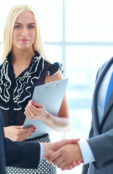 Femme d'affaires se serrant la main au bureau — Photo