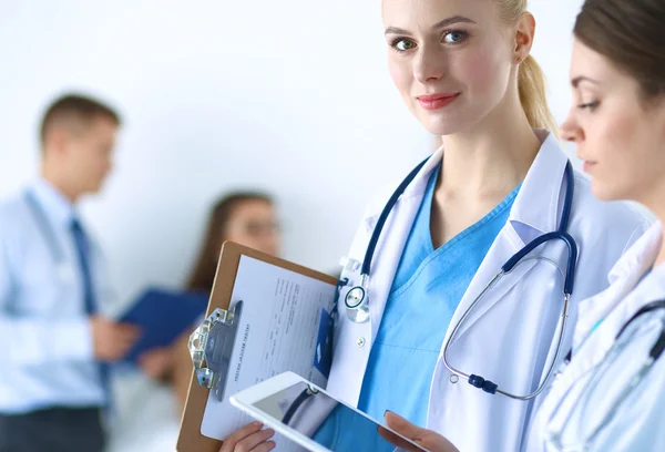 Jovem médico segurando um tablet pc — Fotografia de Stock