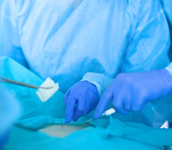 Equipe de cirurgia jovem na sala de cirurgia — Fotografia de Stock