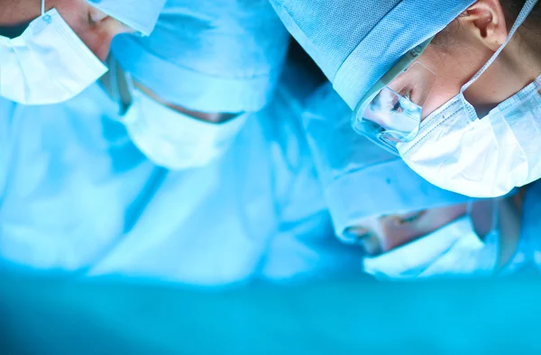 Jeune équipe chirurgicale dans la salle d'opération — Photo