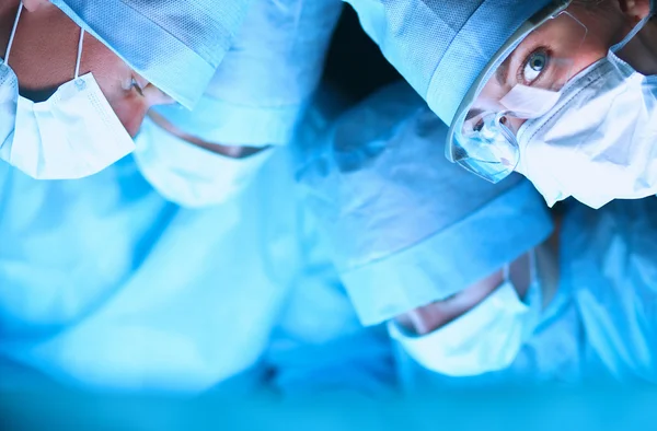 Equipe de cirurgia jovem na sala de cirurgia — Fotografia de Stock