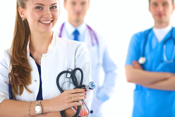 Médica atraente na frente do grupo médico — Fotografia de Stock