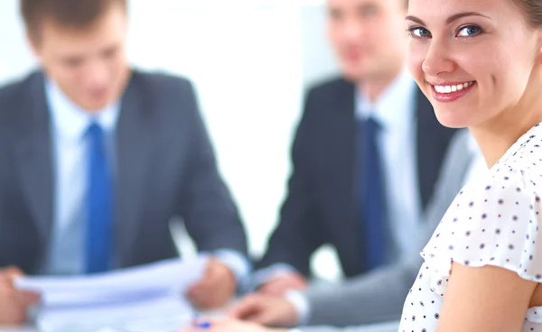 Zakenmensen schudden elkaar de hand, ronden een vergadering af — Stockfoto