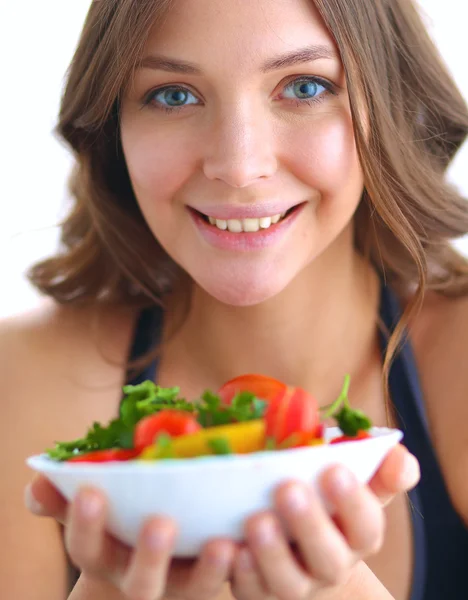 야채 샐러드를 곁들인 미소짓는 젊은 여성의 모습 — 스톡 사진