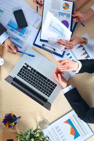 Zakenmensen zitten en discussiëren op zakelijke bijeenkomst, in functie — Stockfoto