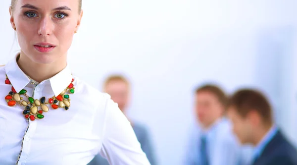 Porträt einer jungen Frau im Büro stehend — Stockfoto