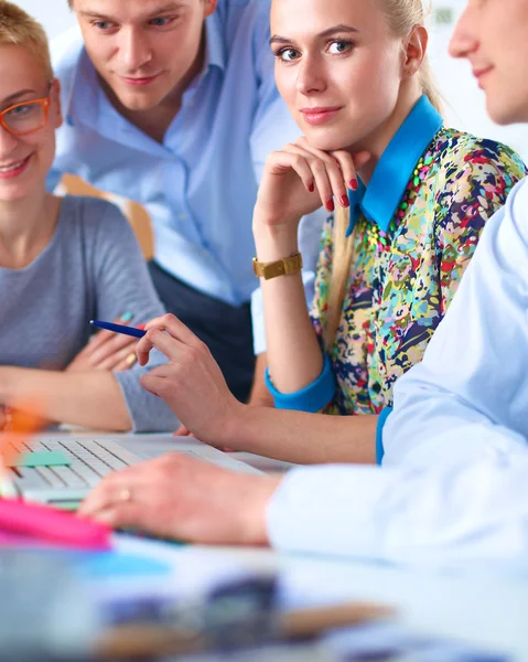 Jonge zakenmensen die op kantoor aan een nieuw project werken. — Stockfoto