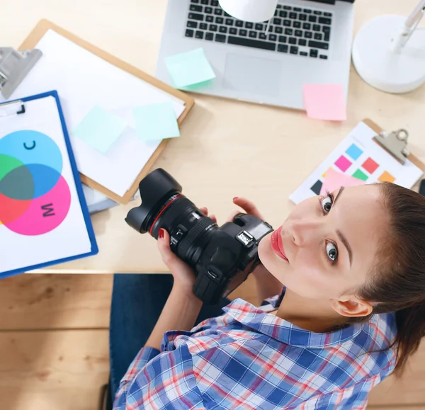 Femme photographe assise sur le bureau avec ordinateur portable — Photo