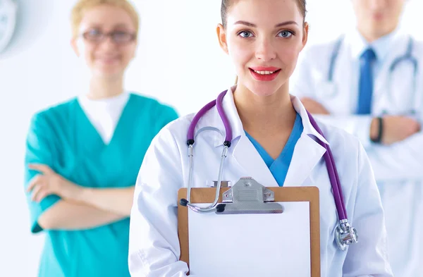 Attraente medico donna di fronte al gruppo medico — Foto Stock