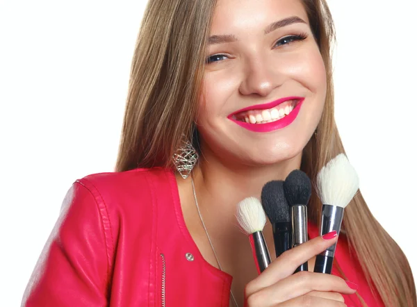 Giovane bella donna tiene in mano pennello per il trucco — Foto Stock