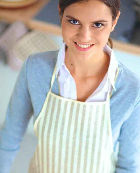 Portrait of a smiling woman cooking in her kitchen — Stock Photo, Image