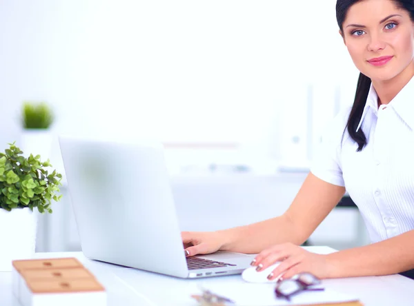 Aantrekkelijke zakenvrouw zit op het bureau in het kantoor — Stockfoto