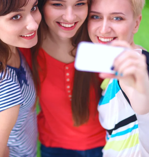 Amigos do sexo feminino tomando selfie com telefone celular — Fotografia de Stock
