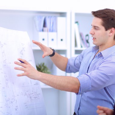 İş adamları iş toplantısında, office tartışıyor