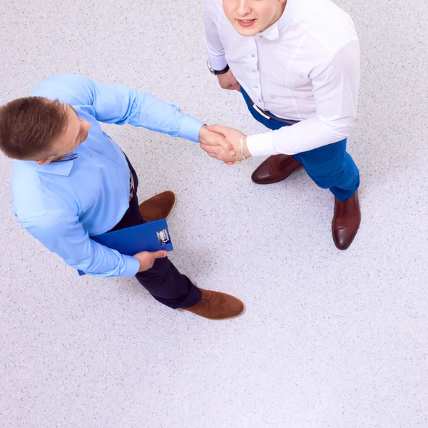 Empresarios estrechando las manos, aislados sobre fondo blanco —  Fotos de Stock