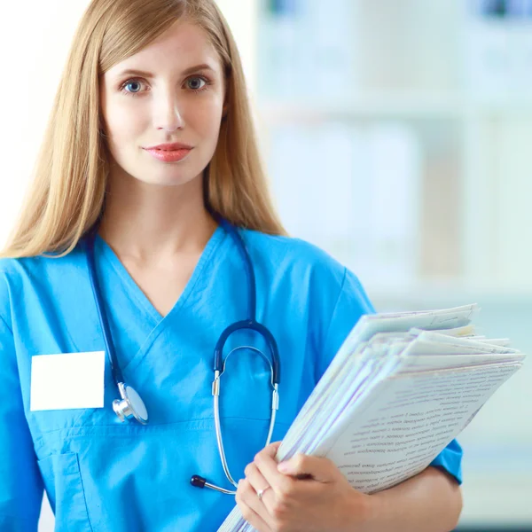 La doctora está parada en la ventana cercana. —  Fotos de Stock