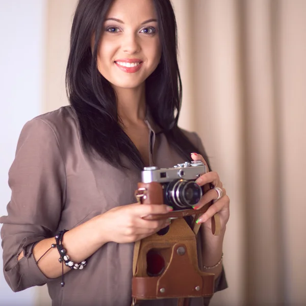 Ung kvinna fotograf bearbetning bilder sitter på skrivbordet — Stockfoto