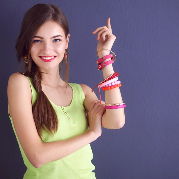 Young woman standing near dark wall — Stock Photo, Image