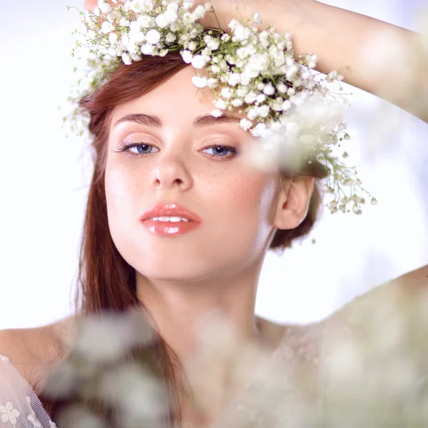 Porträt einer schönen Frau mit Blumen im Haar — Stockfoto