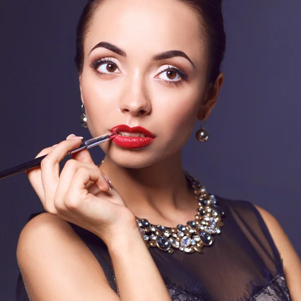 Retrato de joven hermosa mujer con joyas —  Fotos de Stock