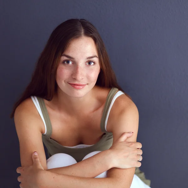 Attractive caucasian girl sitting on floor — Stock Photo, Image