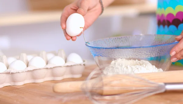 Vrouw bakt taarten in de keuken. — Stockfoto