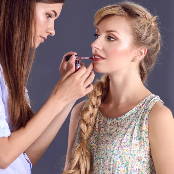 Konstnär gör professionell make up av kvinna — Stockfoto