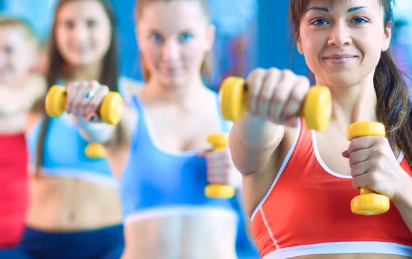 Grupo de personas en una clase de Pilates en el gimnasio —  Fotos de Stock