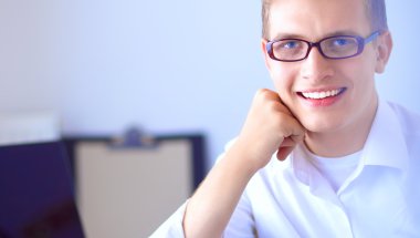 Genç işadamı ofiste masa oturarak çalışma