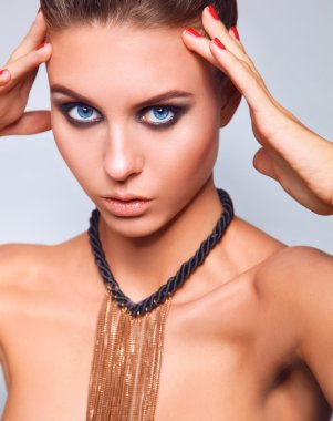 gri arka plan üzerinde duran güzel kadın