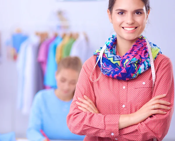 Stüdyoda çalışan genç moda tasarımcısı.