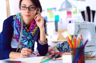 Giysi tasarımcısı kağıt üzerinde kıyafet deseni tasarlıyor