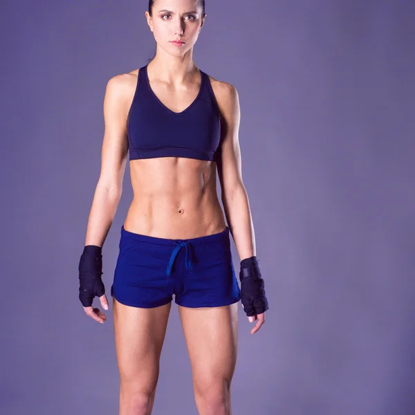 근육 질의 젊은 여성 스포츠웨어 블랙 배경에서 포즈 — 스톡 사진